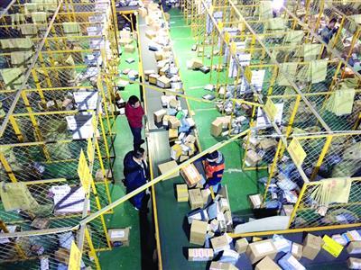 海淘想買(mǎi)得爽手不容易 海外直郵速度價(jià)格難兩全-亞馬遜,轉(zhuǎn)運(yùn),大規(guī)模,運(yùn)費(fèi),中國(guó),淘,貨品,電商,關(guān)稅,物流,-上海頻道-東方網(wǎng)